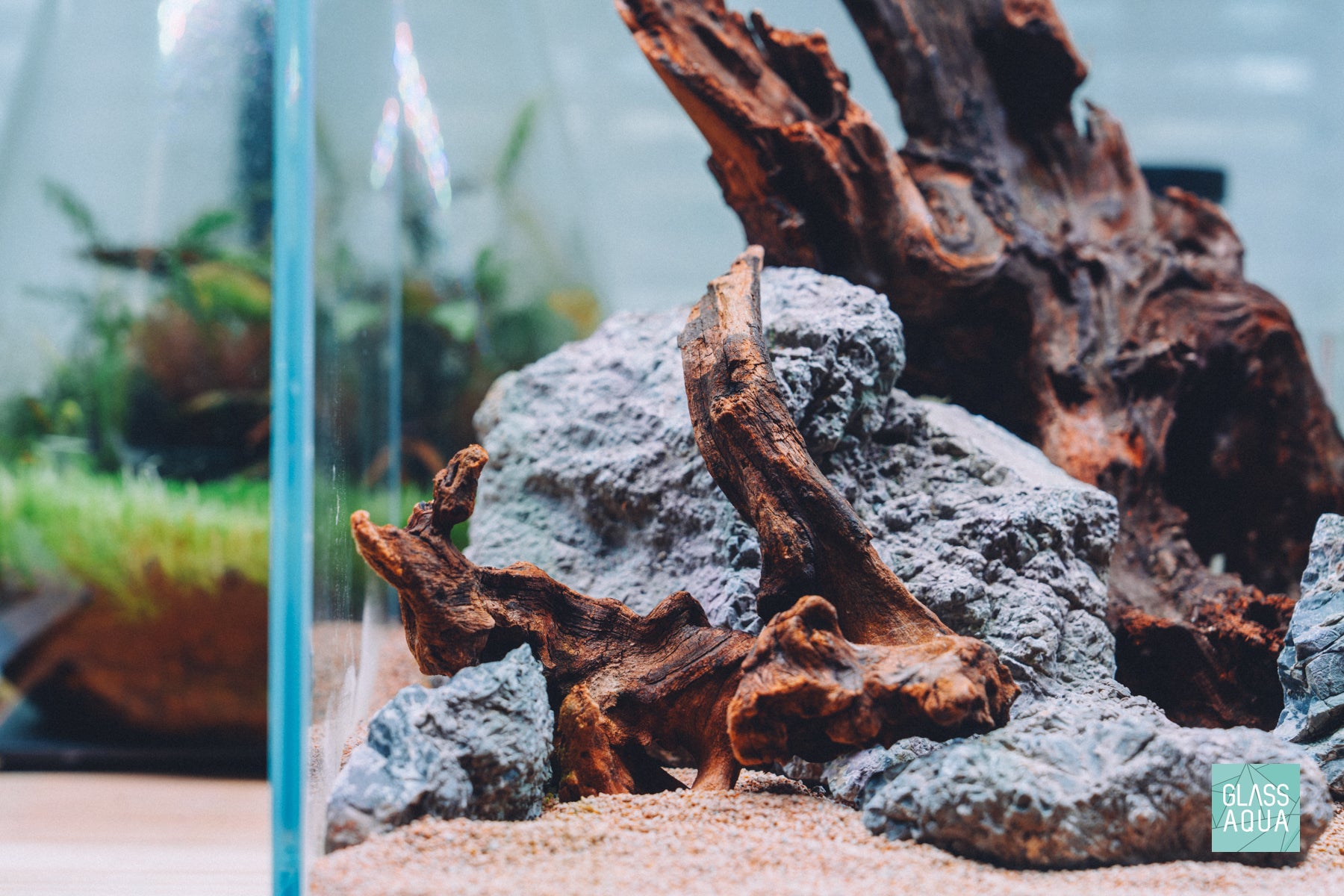 Aquarium driftwood and rocks in UNS rimless tank