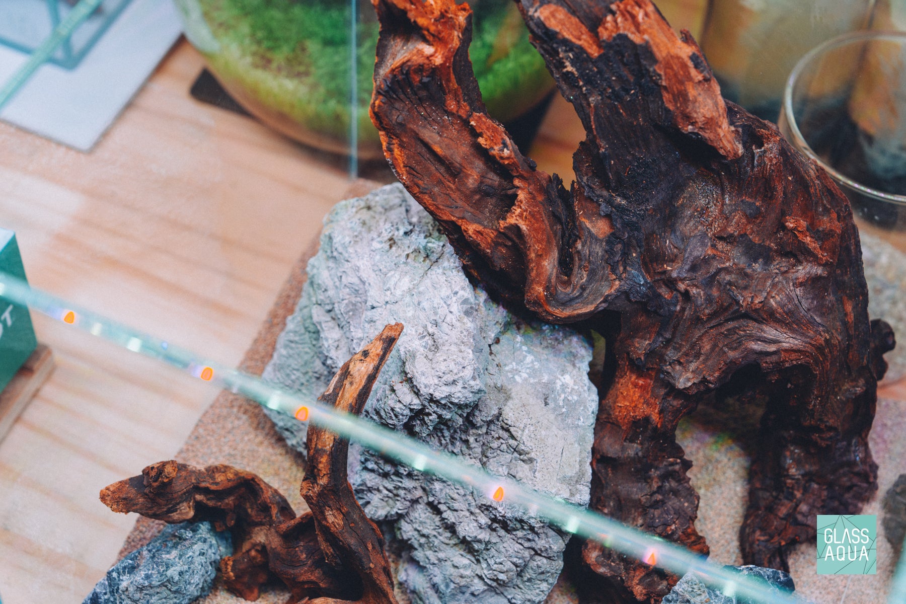 Close-up photo of aquarium wood and stones for Quick Scape 161 by Glass Aqua