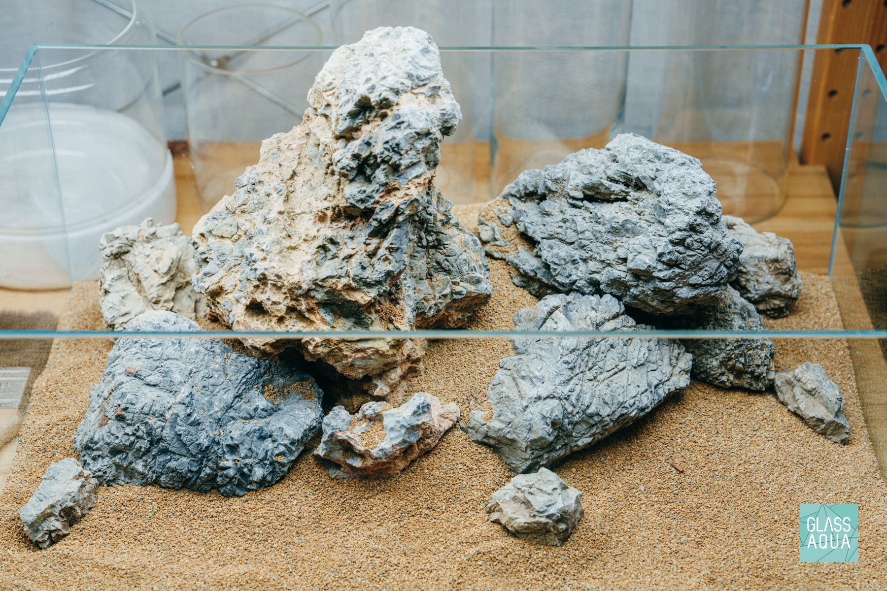 Quick Scape 167 custom aquascape layout in the UNS 5N nano rimless aquarium